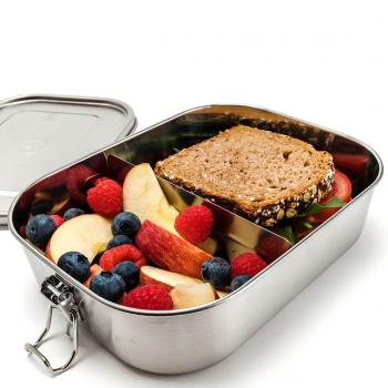 Lunchbox gefüllt mit Brot und Früchten
